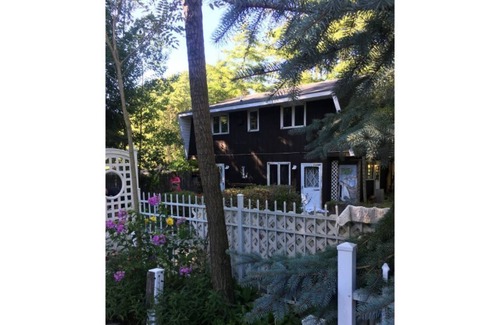 Norton Shores House | Cozy 3 bedroom Lake Cottage