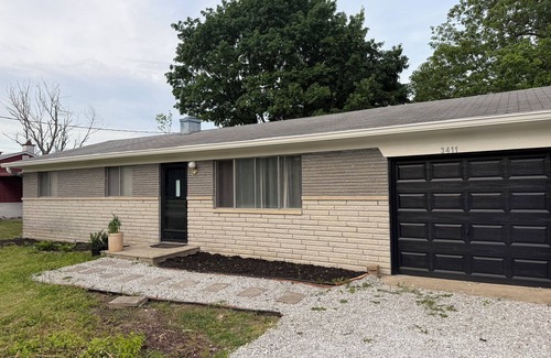 Plainfield House | Cozy 3-Bedroom Ranch style house with Huge Backyard & Fire pit