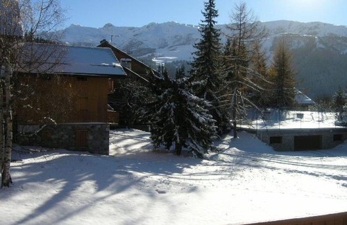 Meribel Apartment | Cozy 3-Room Apartment for 6 in Meribel – Near Slopes & Shops, Stunning Views, Fireplace & Balconies