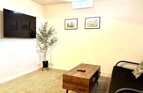 South Bend House | Cozy 3BD/1.5 BA 3 mi from ND campus.