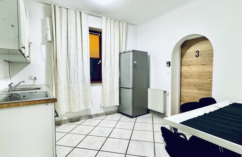 Meidling Apartment | Cozy 3BR Apt with Garden Sleeps 10