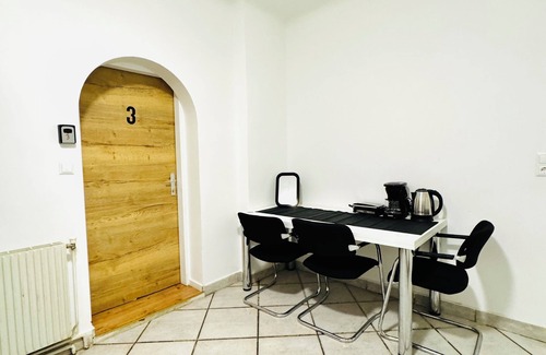 Meidling Apartment | Cozy 3BR Apt with Garden Sleeps 10