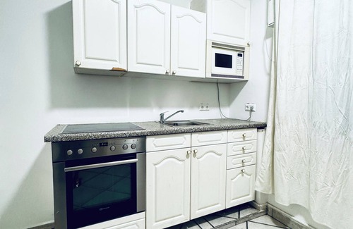 Meidling Apartment | Cozy 3BR Apt with Garden Sleeps 10