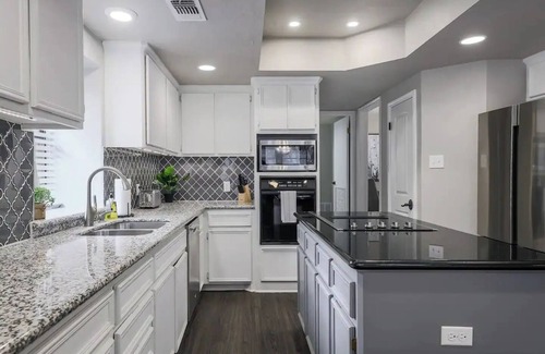 Round Rock Original Plat House | Cozy 3BR, Fenced Yard, Walk to Public Pool, Pets OK