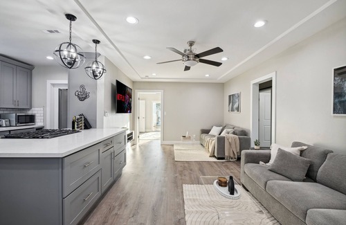 Valley Glen House | Cozy 3BR Oasis w/Pool in NoHo