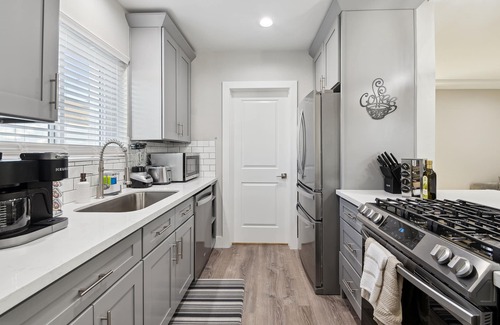 Valley Glen House | Cozy 3BR Oasis w/Pool in NoHo