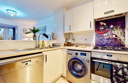 Dartford House | Cozy 4 Bed Home in Central Dartford with Parking