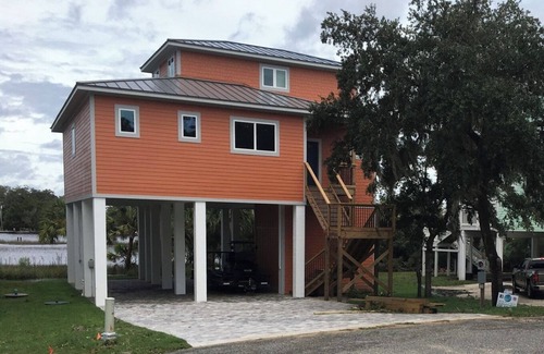 Steinhatchee House | Cozy 4 bedroom 3.5 bath waterfront home with boat dock and slip.