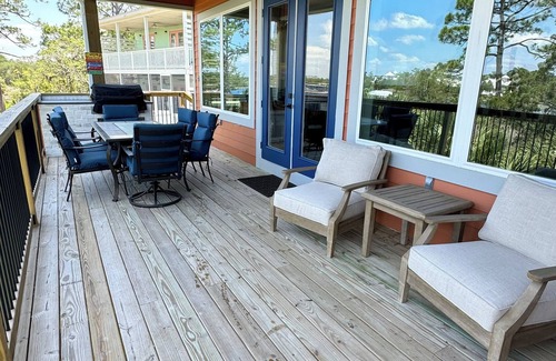 Steinhatchee House | Cozy 4 bedroom 3.5 bath waterfront home with boat dock and slip.