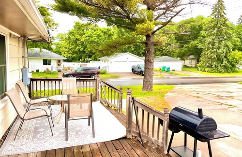 St. Louis Park House | Cozy 4-bedroom, bathrooms, Free Parking