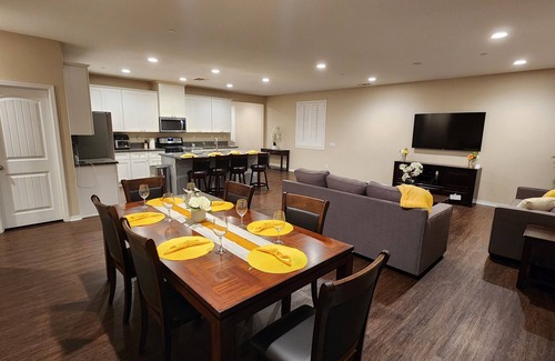 Riverside House | Cozy 4-bedroom bungalow with WiFi, AC in lovely Riverside.