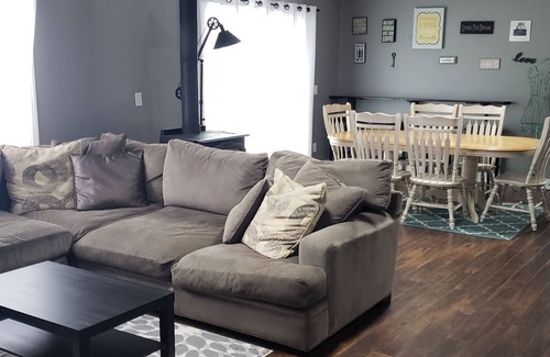 Farwell House | Cozy 4 Bedroom Cabin Nestled in the Beautiful Central Michigan