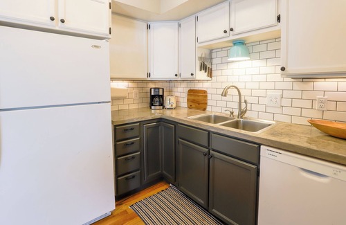 Logan House | Cozy 4-bedroom house in charming Logan. 5-min walk to USU & Lundstrum Park.