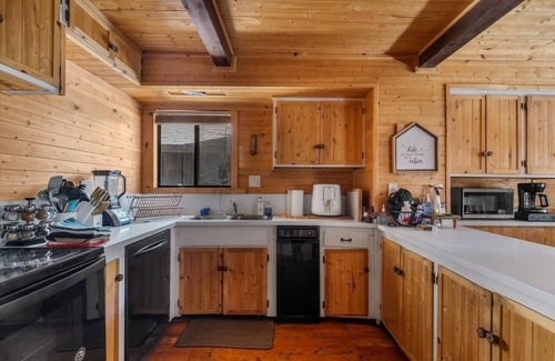 Alta Sierra Cabin | Cozy 4-bedroom cabin in awesome Wofford Heights with WiFi