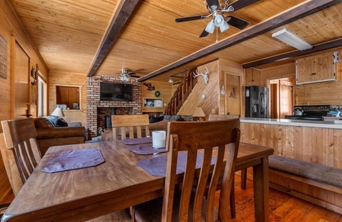 Alta Sierra Cabin | Cozy 4-bedroom cabin in awesome Wofford Heights with WiFi