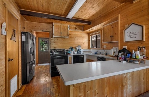 Alta Sierra Cabin | Cozy 4-bedroom cabin in awesome Wofford Heights with WiFi