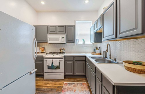 Greater Grand Crossing House | Cozy 4BR Home with Crib & Games, Nearby Sights