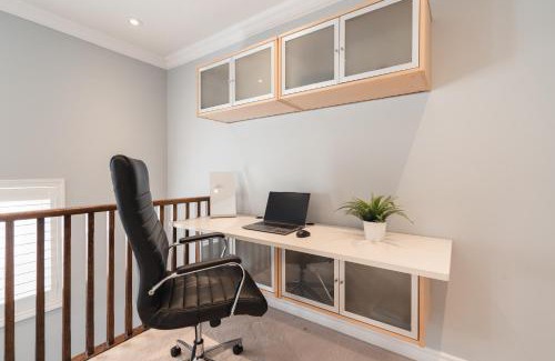 Meadowvale Village House | Cozy 5 Bedroom House near Toronto Airport