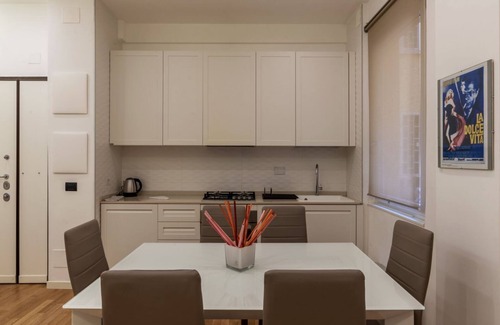 Universita Apartment | Cozy and comfortable 70sqm apartment, able to accommodate up to 3 people, located on the ground floor of a five-story building, less than 5 minutes' walk from the Bologna Metro station and the square of the same name.The apartment is complete with a livi