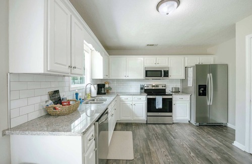 Statesboro House | Cozy and Contemporary Villa 1 Mile from GSU