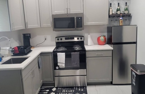 Pembroke Pines Apartment | Cozy and inviting Studio with Private entrance in charming Pembroke Pines