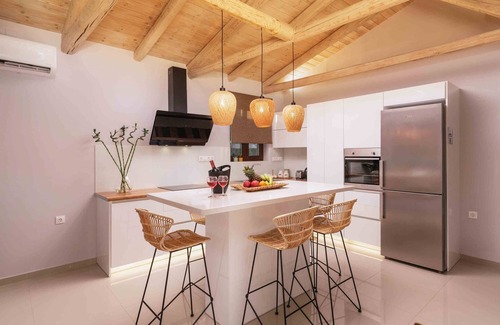 Kokinos Pirgos Villa | Cozy and luxurious house near the beach