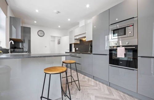 Barling House | Cozy and Spacious 3 Bedroom Holiday Home Near the Beach + Smart TV w/Netflix & Prime TV!