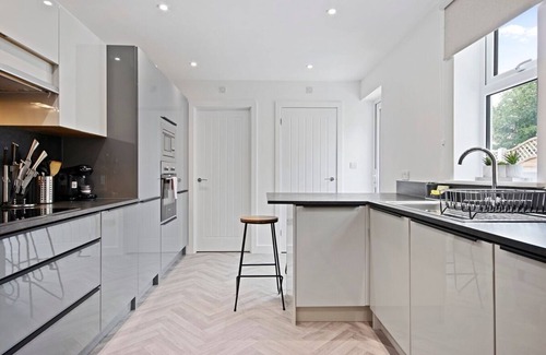 Barling House | Cozy and Spacious 3 Bedroom Holiday Home Near the Beach + Smart TV w/Netflix & Prime TV!