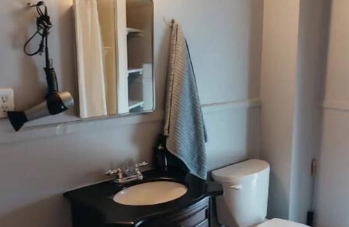 Cambridge Apartment | Cozy and spacious upper storey apartment with self check-in, steps from DT Galt