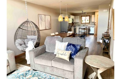 Wisconsin Dells House | Cozy and welcoming Waterfront Boho Retreat -Central location
