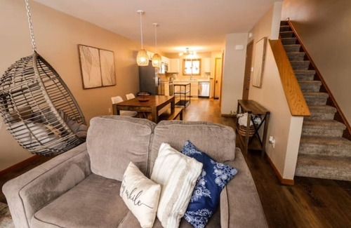 Wisconsin Dells House | Cozy and welcoming Waterfront Boho Retreat -Central location