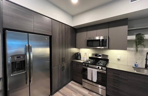 Orange Apartment | Cozy apartment 10 minutes from Disney and Angel’s Arena