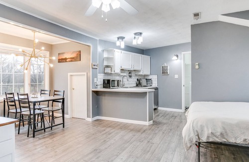 Granger Apartment | Cozy Apartment 15 min to ND - Sleeps 5!