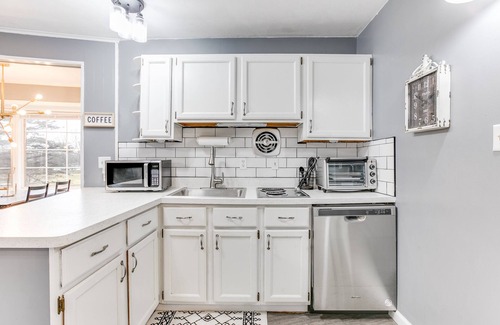 Granger Apartment | Cozy Apartment 15 min to ND - Sleeps 5!