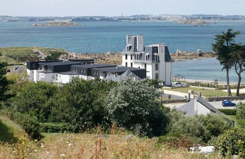 Plougasnou Apartment | Cozy apartment at the beach, along a stunning rocky shore