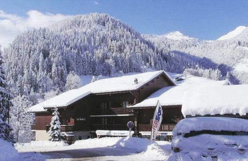 Areches Apartment | Cozy Apartment for 5, South-Facing, Central Village, Near Ski Lifts, Pool, WiFi