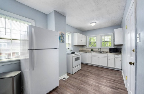 Shaker Heights Apartment | Cozy Apartment in Safe Area ~ 15 min from Cleveland Clinic ~ Long Stays Welcome