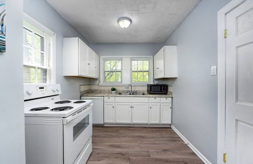 Shaker Heights Apartment | Cozy Apartment in Safe Area ~ 15 min from Cleveland Clinic ~ Long Stays Welcome