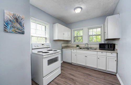 Shaker Heights Apartment | Cozy Apartment in Safe Area ~ 15 min from Cleveland Clinic ~ Long Stays Welcome