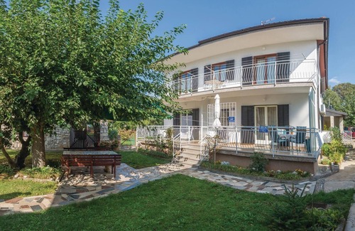 Lovrecica Apartment | Cozy apartment in Lovrecica with WiFi