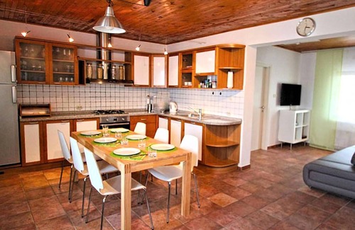 Cesarica Apartment | Cozy apartment in Ribarica with WiFi