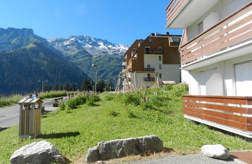 Le Pleynet Apartment | Cozy apartment near slopes with balcony