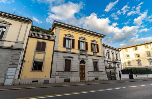 Ricorboli Apartment | Cozy apartment of about 45 sqm, for up to 4 people, located on the 2nd floor with lift (NOT suitable for disabled people; some steps at the entrance) of a renovated ancient building. The apartment is located in the Piazza Ferrucci/Ponte San Niccolò, in