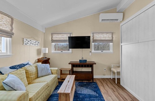 Westbrook Center Apartment | Cozy apartment, private beach & jacuzzi