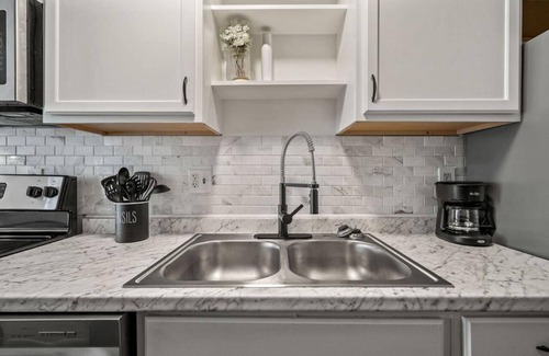 Beechmont Condo | Cozy Apt. Near Downtown!