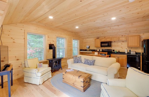 Northeast Harbor Apartment | Cozy Apt w/Deck, ~ 5 Miles to Acadia Nat'l Park!