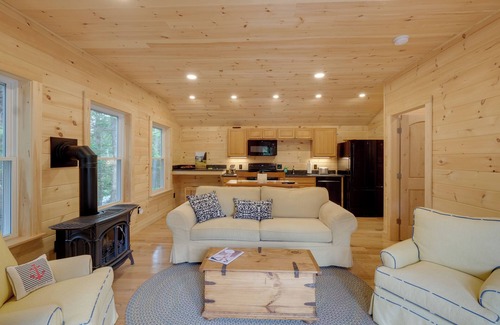 Northeast Harbor Apartment | Cozy Apt w/Deck, ~ 5 Miles to Acadia Nat'l Park!