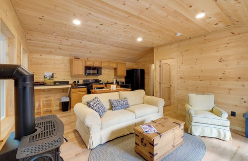 Northeast Harbor Apartment | Cozy Apt w/Deck, ~ 5 Miles to Acadia Nat'l Park!