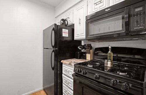 Brentwood Apartment | Cozy ATX Studio!|Easy for 6th, DTX, and More!