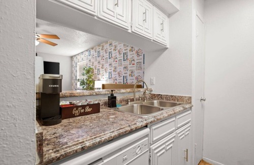 Brentwood Apartment | Cozy ATX Studio!|Easy for 6th, DTX, and More!